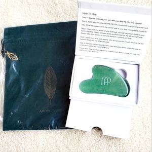 AMORE PACIFIC Skincare Jade Gua Sha and Velvet Drawstring Pouch NEW in Box